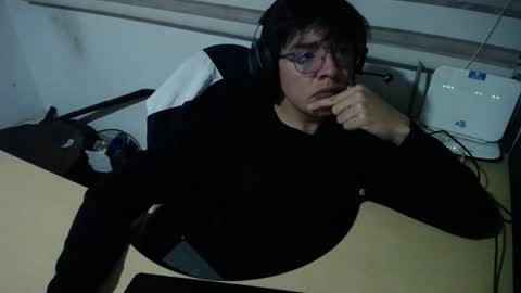 Snapshot of powerfulzeus2 chatting on 11-21-25, 02:43 powerfulzeus2 online show from 11-21-25, 02:43