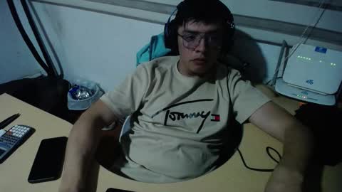 Snapshot of powerfulzeus2 chatting on 11-29-25, 02:03 powerfulzeus2 online show from 11-29-25, 02:03