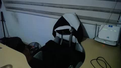 Snapshot of powerfulzeus2 chatting on 12-18-25, 01:55 powerfulzeus2 online show from 12-18-25, 01:55