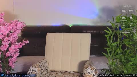 Snapshot of powerrr_ chatting on 10-29-25, 05:42 Lola online show from 10-29-25, 05:42