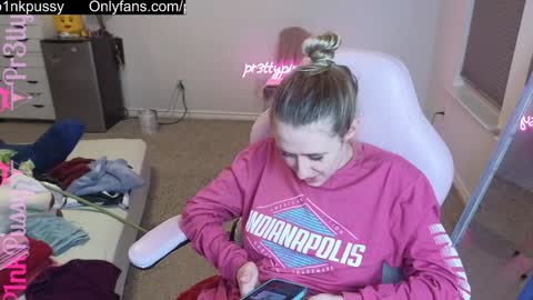 Snapshot of pr3ttyp1nkpussy chatting on 01-15-25, 02:06 Evangeline Eva Darling online show from 01-15-25, 02:06