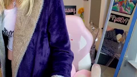 Snapshot of pr3ttyp1nkpussy chatting on 11-14-25, 04:33 Evangeline Eva Darling online show from 11-14-25, 04:33