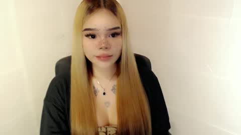 Snapshot of preciousangel69xxx chatting on 12-17-25, 04:29 MAXXINE online show from 12-17-25, 04:29