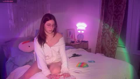 Snapshot of pretty_in_p1nk chatting on 12-12-24, 03:43 Sophie online show from 12-12-24, 03:43