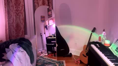 Snapshot of pretty_in_p1nk chatting on 12-16-24, 05:17 Sophie online show from 12-16-24, 05:17