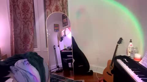 Snapshot of pretty_in_p1nk chatting on 12-16-24, 08:20 Sophie online show from 12-16-24, 08:20