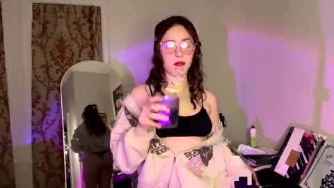 Snapshot of pretty_in_p1nk chatting on 01-13-25, 02:28 Sophie online show from 01-13-25, 02:28