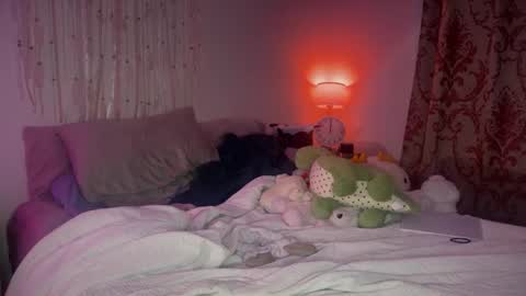 Snapshot of pretty_in_p1nk chatting on 01-29-25, 03:44 Sophie online show from 01-29-25, 03:44