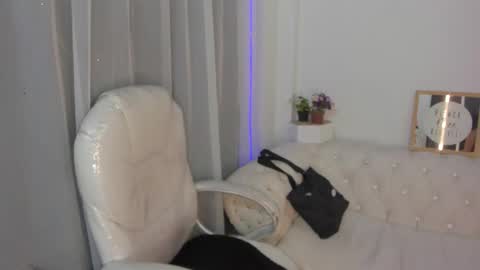 Snapshot of pretty_johnson_ chatting on 12-02-25, 11:37 pretty online show from 12-02-25, 11:37