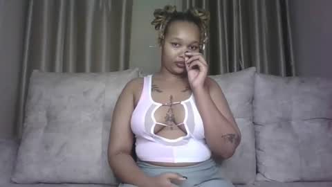 Snapshot of pretty_little_baibe chatting on 12-22-25, 12:18 Tracy online show from 12-22-25, 12:18