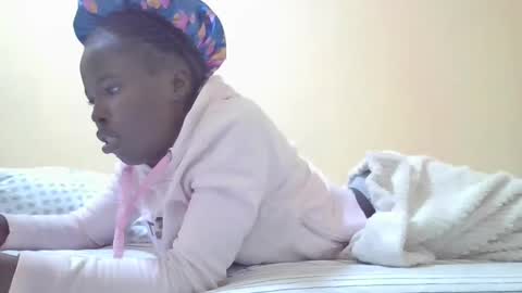 Snapshot of pretty_petite_ebony chatting on 12-25-24, 08:39 pretty_petite_ebony online show from 12-25-24, 08:39