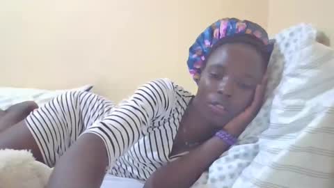 Snapshot of pretty_petite_ebony chatting on 01-12-25, 05:33 pretty_petite_ebony online show from 01-12-25, 05:33