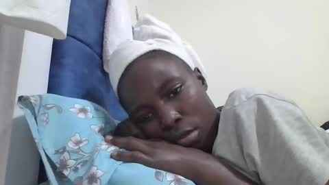 Snapshot of pretty_petite_ebony chatting on 10-21-25, 04:30 pretty_petite_ebony online show from 10-21-25, 04:30