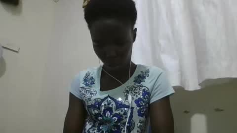 Snapshot of pretty_petite_ebony chatting on 10-29-25, 10:00 pretty_petite_ebony online show from 10-29-25, 10:00