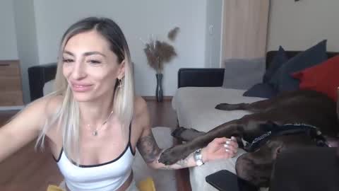 Snapshot of prettyalmaa chatting on 02-26-25, 12:03 Alma online show from 02-26-25, 12:03