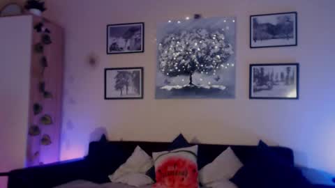 Snapshot of prettyalmaa chatting on 10-22-25, 02:39 Alma online show from 10-22-25, 02:39