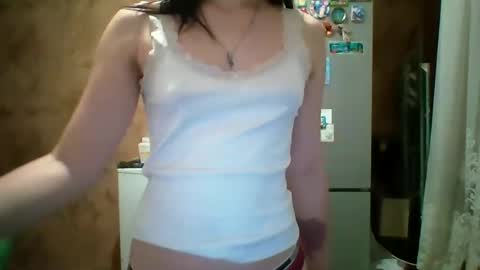 Snapshot of prettybella_7 chatting on 05-18-26, 08:47 Bella online show from 05-18-26, 08:47