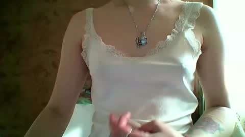 Snapshot of prettybella_7 chatting on 05-24-26, 04:28 Bella online show from 05-24-26, 04:28