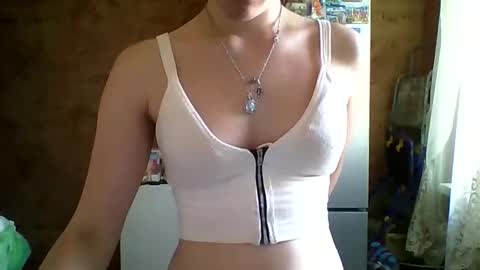 Snapshot of prettybella_7 chatting on 06-10-26, 10:25 Bella online show from 06-10-26, 10:25
