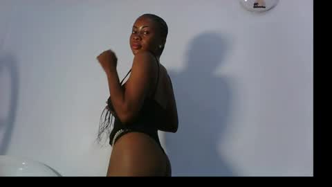 Snapshot of prettylove5 chatting on 10-09-25, 02:20 evelyn online show from 10-09-25, 02:20