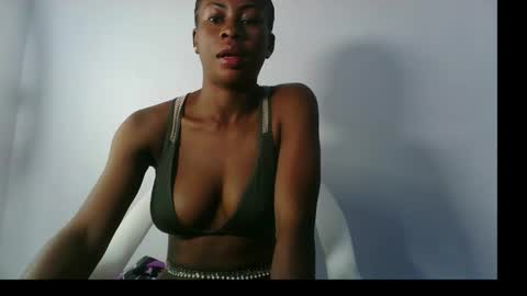Snapshot of prettylove5 chatting on 10-11-25, 06:56 evelyn online show from 10-11-25, 06:56