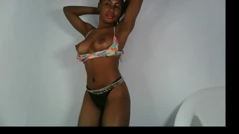 Snapshot of prettylove5 chatting on 10-17-25, 08:28 evelyn online show from 10-17-25, 08:28