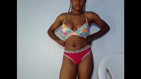 Snapshot of prettylove5 chatting on 10-18-25, 09:43 evelyn online show from 10-18-25, 09:43