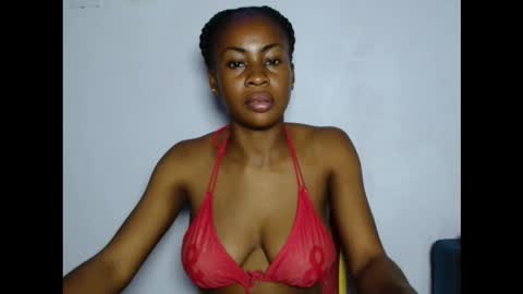 Snapshot of prettylove5 chatting on 11-18-25, 04:00 evelyn online show from 11-18-25, 04:00