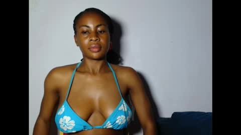 Snapshot of prettylove5 chatting on 12-13-25, 07:53 evelyn online show from 12-13-25, 07:53