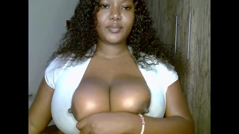 Snapshot of prettypearl_ chatting on 01-28-25, 10:45 pearl online show from 01-28-25, 10:45