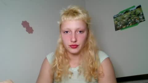 Snapshot of prettyunicorn555 chatting on 12-05-24, 12:41 Dahlia online show from 12-05-24, 12:41