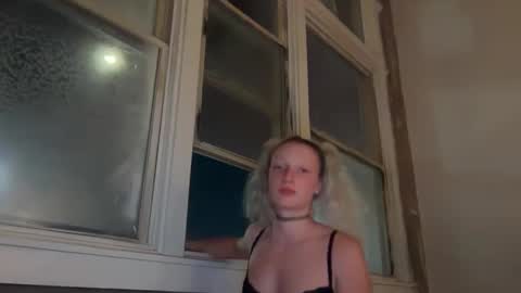 Snapshot of prettyunicorn555 chatting on 09-28-25, 01:22 Dahlia online show from 09-28-25, 01:22