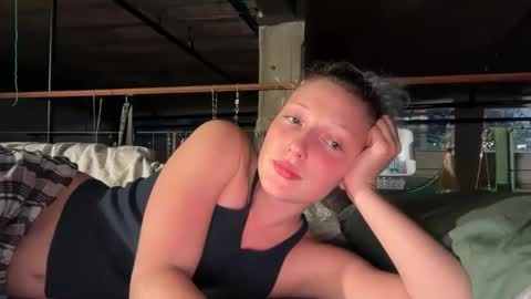 Snapshot of prettyunicorn555 chatting on 10-26-25, 05:46 Dahlia online show from 10-26-25, 05:46