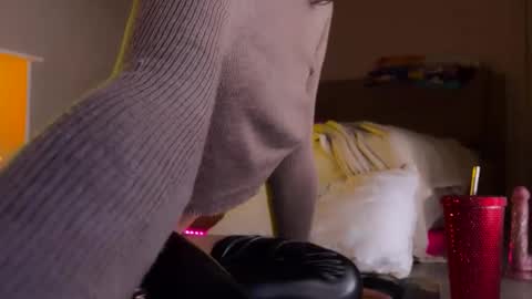 Snapshot of princess_euphoria chatting on 10-15-25, 12:05 Kristina online show from 10-15-25, 12:05