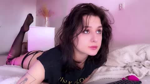 Snapshot of princess_euphoria chatting on 10-21-25, 05:19 Kristina online show from 10-21-25, 05:19