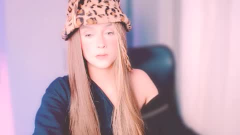 Snapshot of princess_peaach chatting on 10-26-25, 02:06 ArianaJoliiee online show from 10-26-25, 02:06