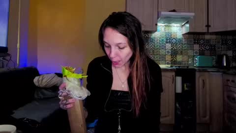 Snapshot of psyheya chatting on 03-04-25, 06:18 LUCY ----- online show from 03-04-25, 06:18