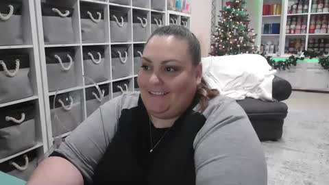 Snapshot of pugglelover chatting on 12-17-24, 10:00 Puggie - online show from 12-17-24, 10:00