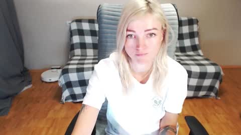 Snapshot of puma_ma chatting on 11-19-25, 03:28 Polly online show from 11-19-25, 03:28