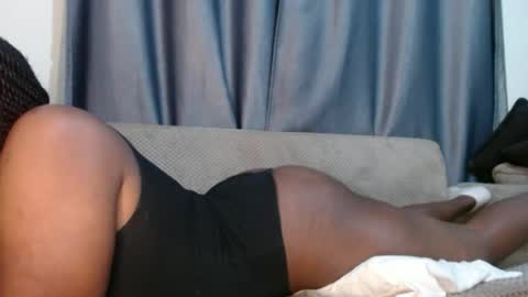 Snapshot of queen_789 chatting on 06-19-26, 02:05 emmie online show from 06-19-26, 02:05