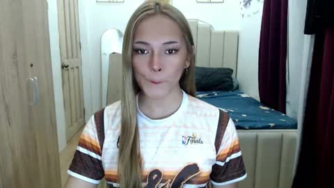 Snapshot of queen_heart0 chatting on 05-10-26, 01:55 shawny online show from 05-10-26, 01:55