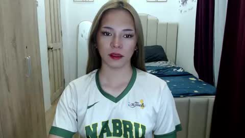 Snapshot of queen_heart0 chatting on 05-25-26, 12:05 shawny online show from 05-25-26, 12:05