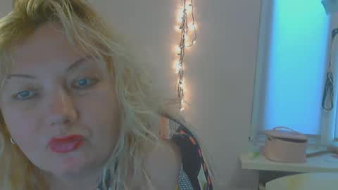 Snapshot of queen_jane8 chatting on 02-13-25, 12:00 queen_jane8 online show from 02-13-25, 12:00