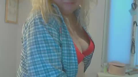 Snapshot of queen_jane8 chatting on 02-15-25, 12:43 queen_jane8 online show from 02-15-25, 12:43