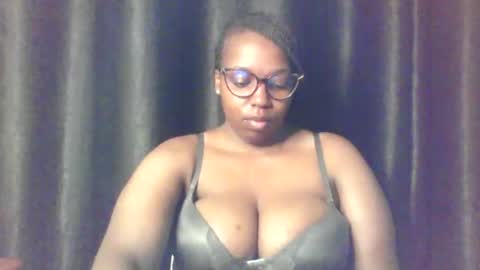 Snapshot of queen_melanine chatting on 06-04-26, 04:07 QUEEN online show from 06-04-26, 04:07