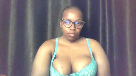 Snapshot of queen_melanine chatting on 06-12-26, 04:00 QUEEN online show from 06-12-26, 04:00