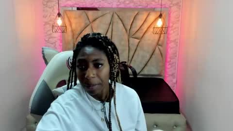 Snapshot of queen_perla_ chatting on 01-12-25, 02:30 online show from 01-12-25, 02:30