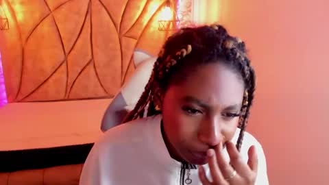 Snapshot of queen_perla_ chatting on 01-12-25, 05:33 online show from 01-12-25, 05:33