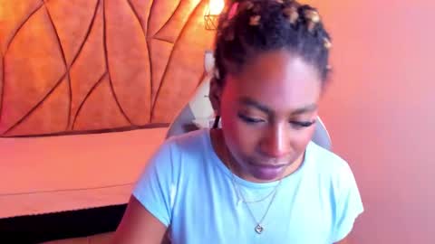 Snapshot of queen_perla_ chatting on 01-16-25, 02:41 online show from 01-16-25, 02:41