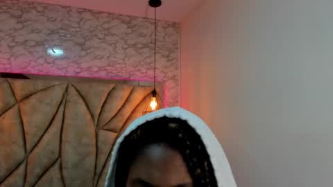 Snapshot of queen_perla_ chatting on 01-20-25, 11:24 online show from 01-20-25, 11:24